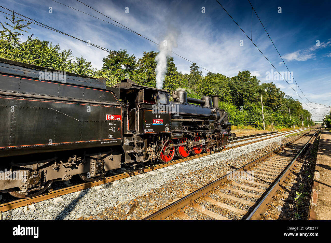 Storica locomotiva a vapore sulla linea ferroviaria nel giorno di estate Foto Stock