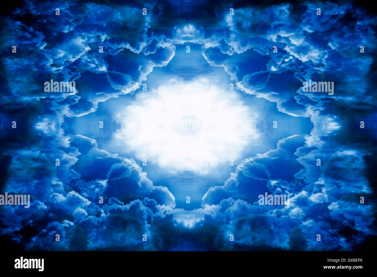 Drammatica blu scuro dello sfondo cloudscape Foto Stock