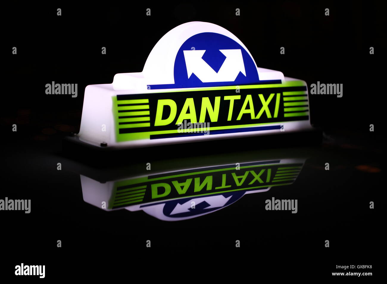 Notte in Danimarca. Taxi segno Dantaxi modulo riflettente nel tetto del veicolo Foto Stock
