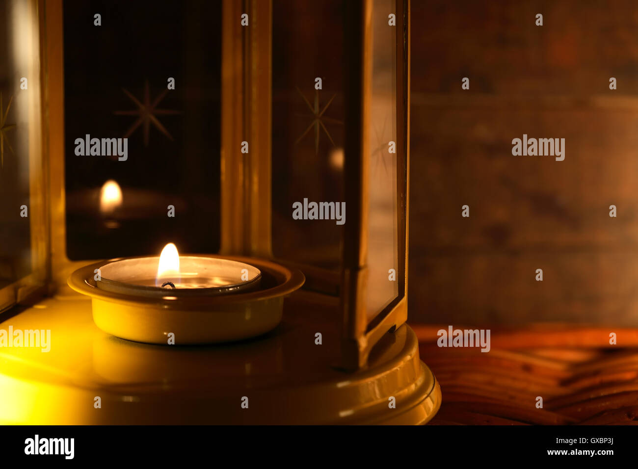 Bel colore giallo lampada vintage con illuminazione candela su sfondo scuro Foto Stock