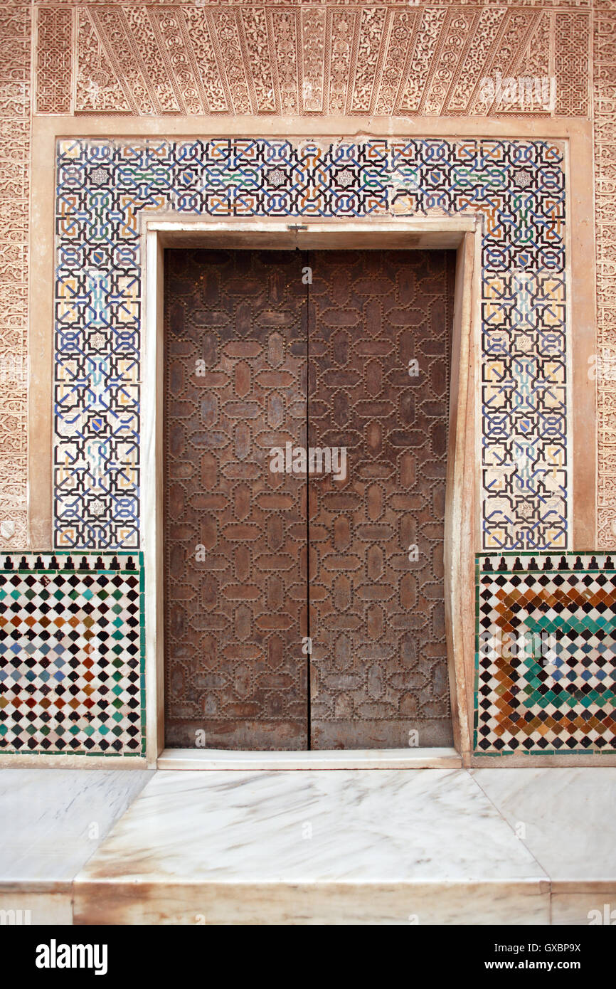 Antico palazzo arabo ingresso con porta di metallo e bel ornamento. Alhambra di Granada, Spagna Foto Stock