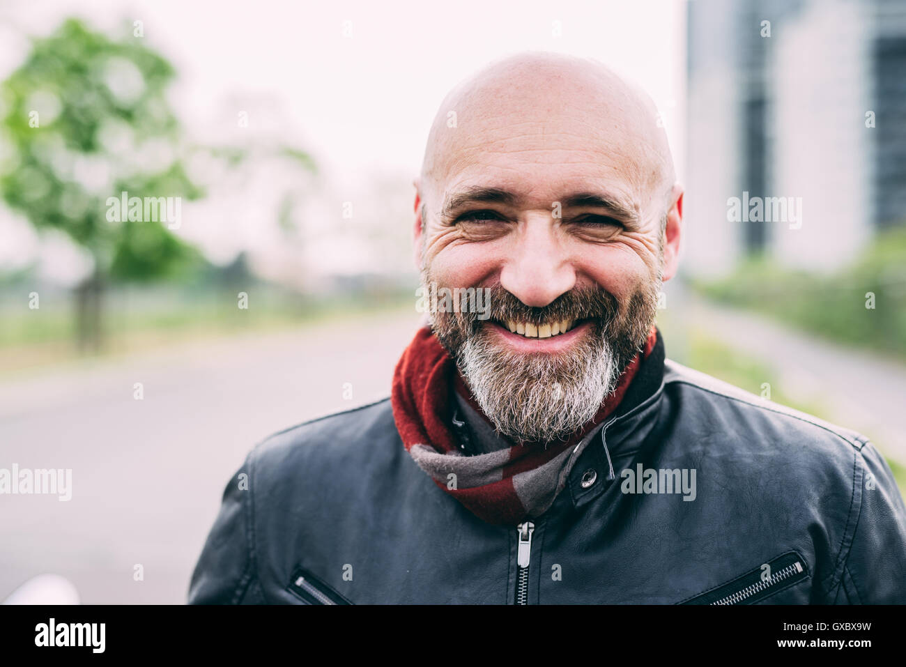Ritratto di felice maschio maturo motociclista Foto Stock