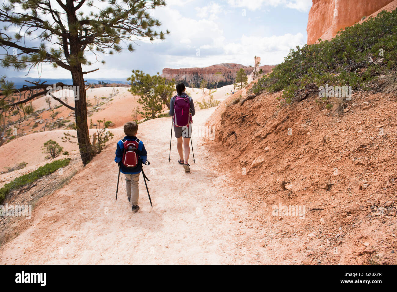 La madre e il figlio, escursionismo il Queens Garden/Navajo Loop Canyon nel Parco Nazionale di Bryce Canyon, Utah, Stati Uniti d'America Foto Stock