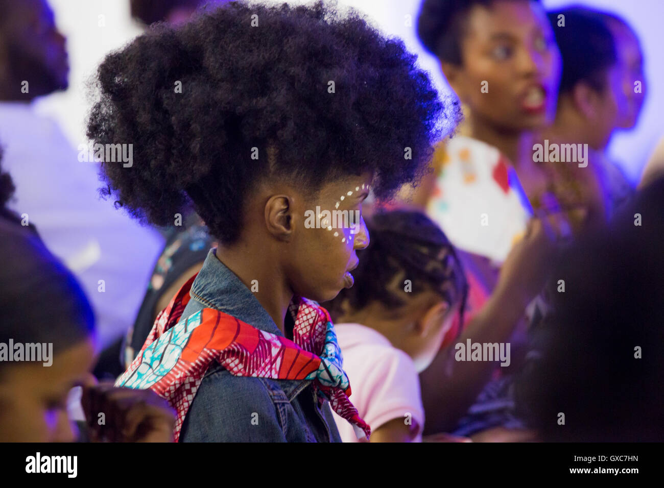 Membro del pubblico alla moda africana settimana Londra tenutasi presso l'Olympia Earl's Court. Foto Stock