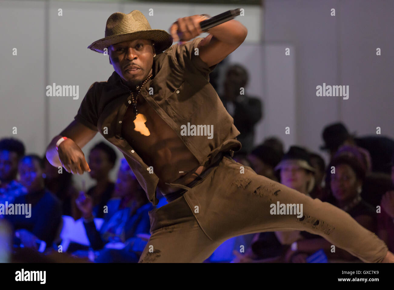Valentine compie durante una pausa del tempo in Africa Fashion Show London 2016 tenutasi presso la Hall West Kensington Olympia di Londra. Foto Stock