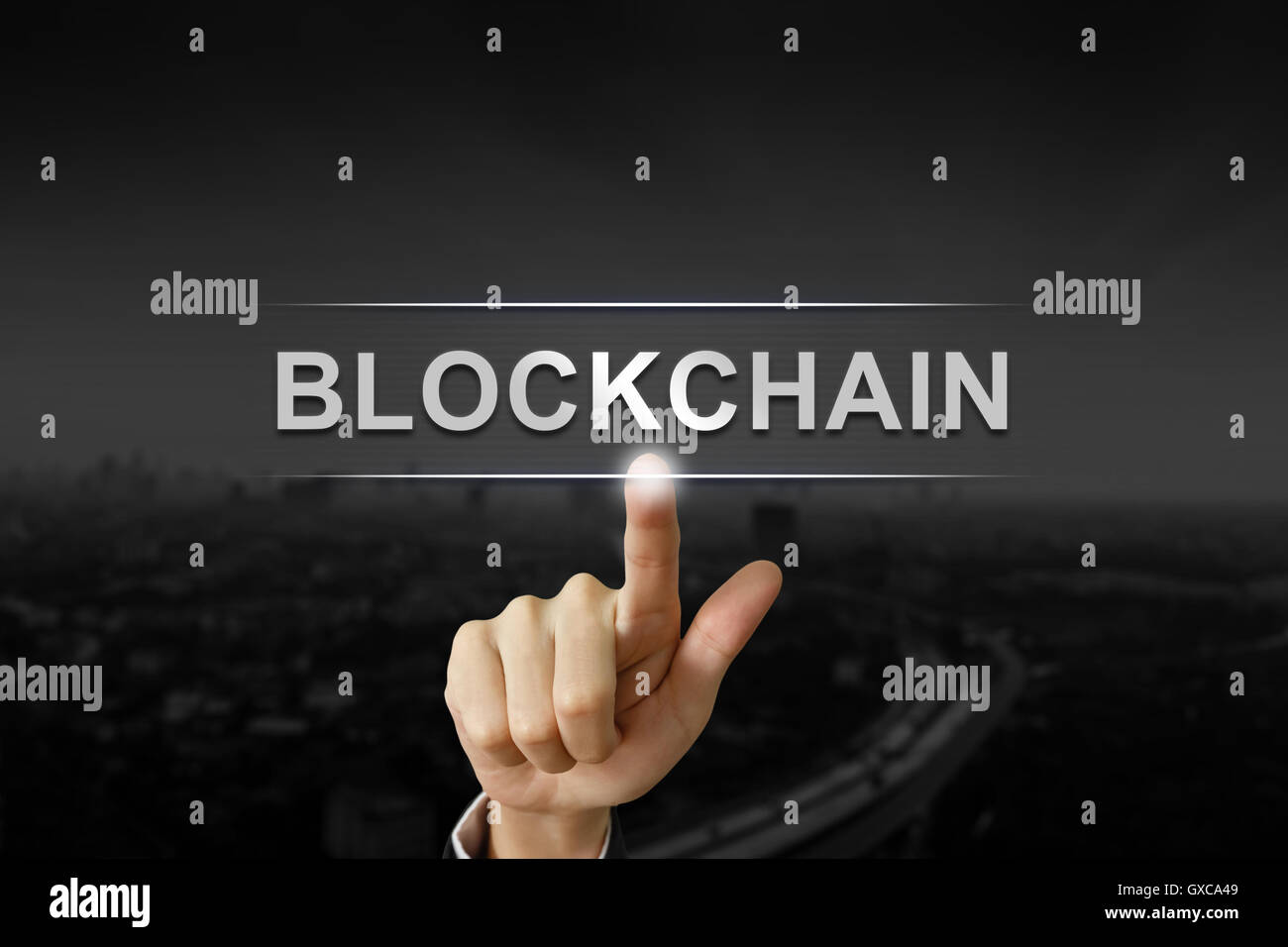 Mano di business facendo clic sul pulsante blockchain nero su sfondo sfocato Foto Stock