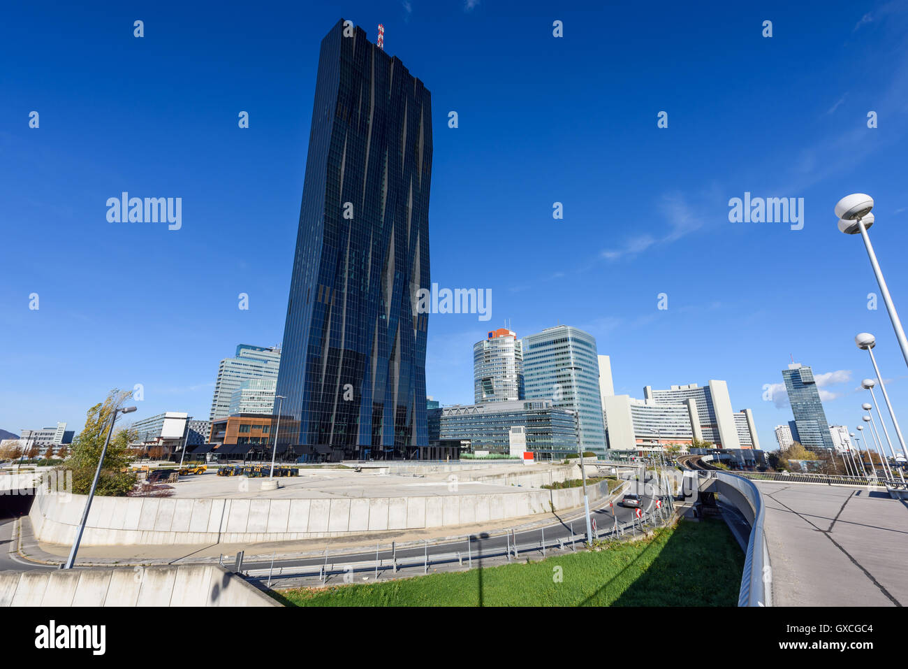 Vista sul quartiere finanziario a Vienna con torre nera, Austria Foto Stock