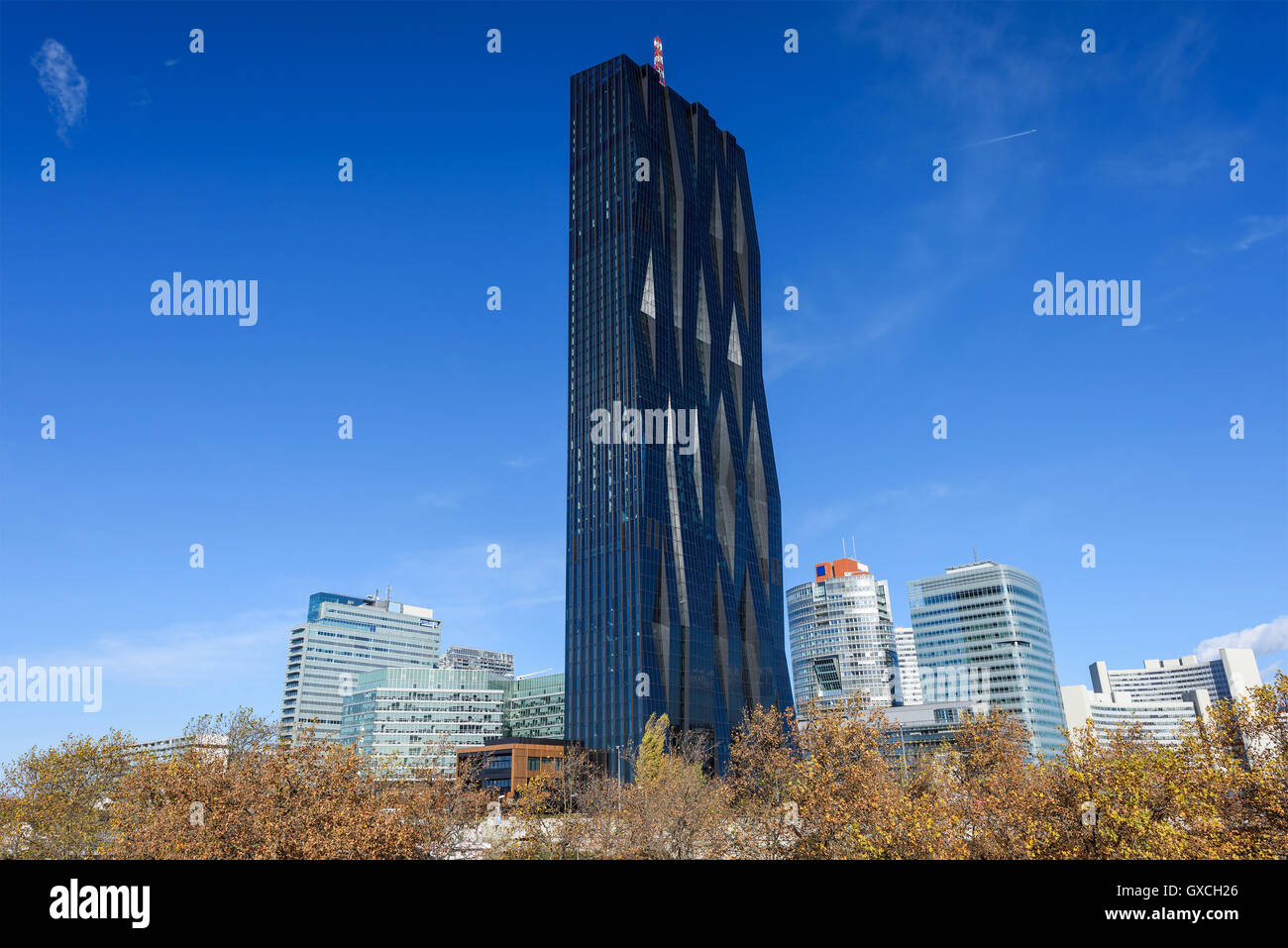 Vista sul quartiere finanziario a Vienna con torre nera, Austria Foto Stock