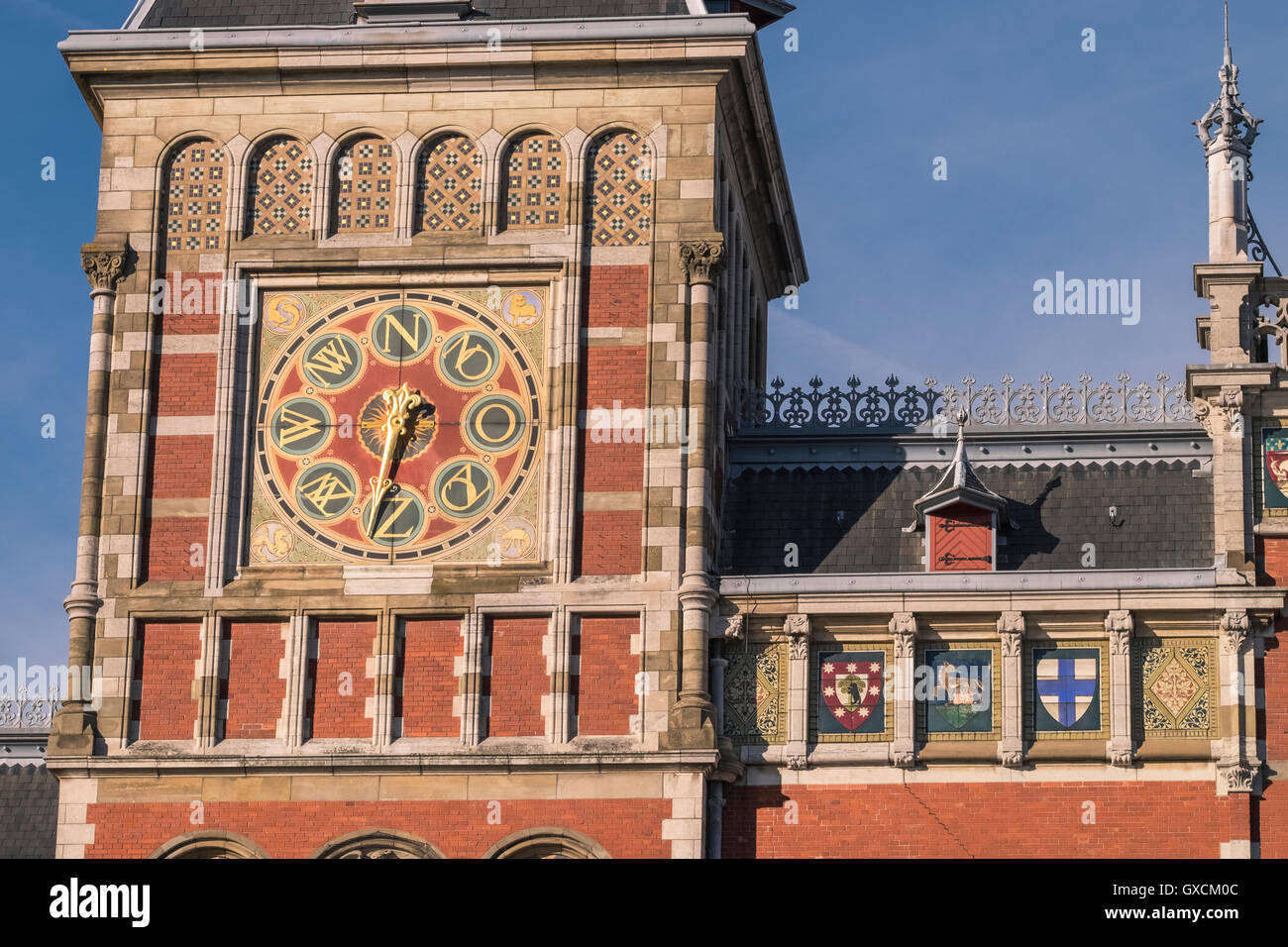 La banderuola eolica e dettagli architettonici sulla parte esterna della stazione centrale di Amsterdam, Amsterdam, Paesi Bassi Foto Stock