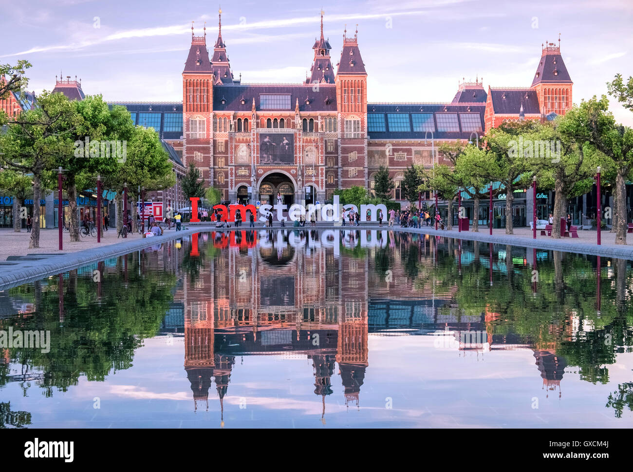 Il Museo Rijks edificio a 'Io sono Amsterdam' in prima serata la luce, il quartiere dei musei di Amsterdam, Paesi Bassi Foto Stock
