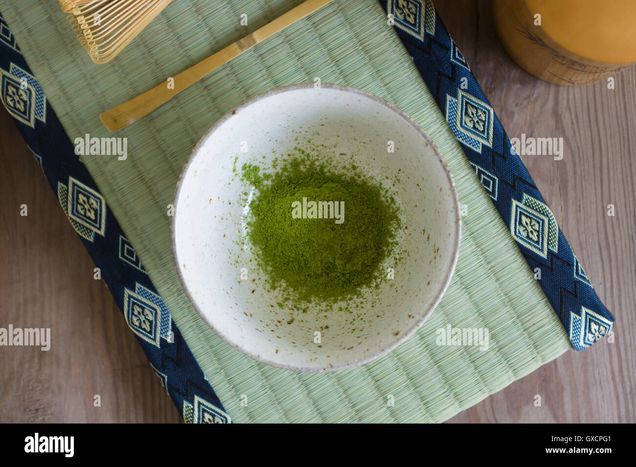 Matcha giapponese del tè verde in polvere in un chawan o ceramica tradizionale ciotola messa a fuoco poco profonda Foto Stock
