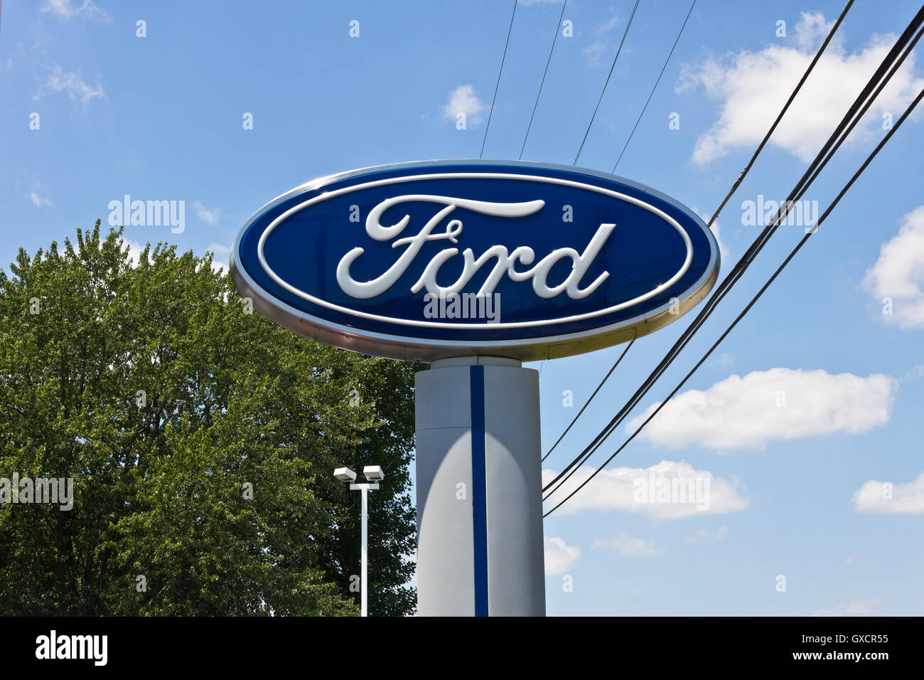 Indianapolis - Circa Giugno 2016: un locale Ford Auto e Camion concessionaria. Ford è un Americano automobilistico con sede nel Michigan ho Foto Stock