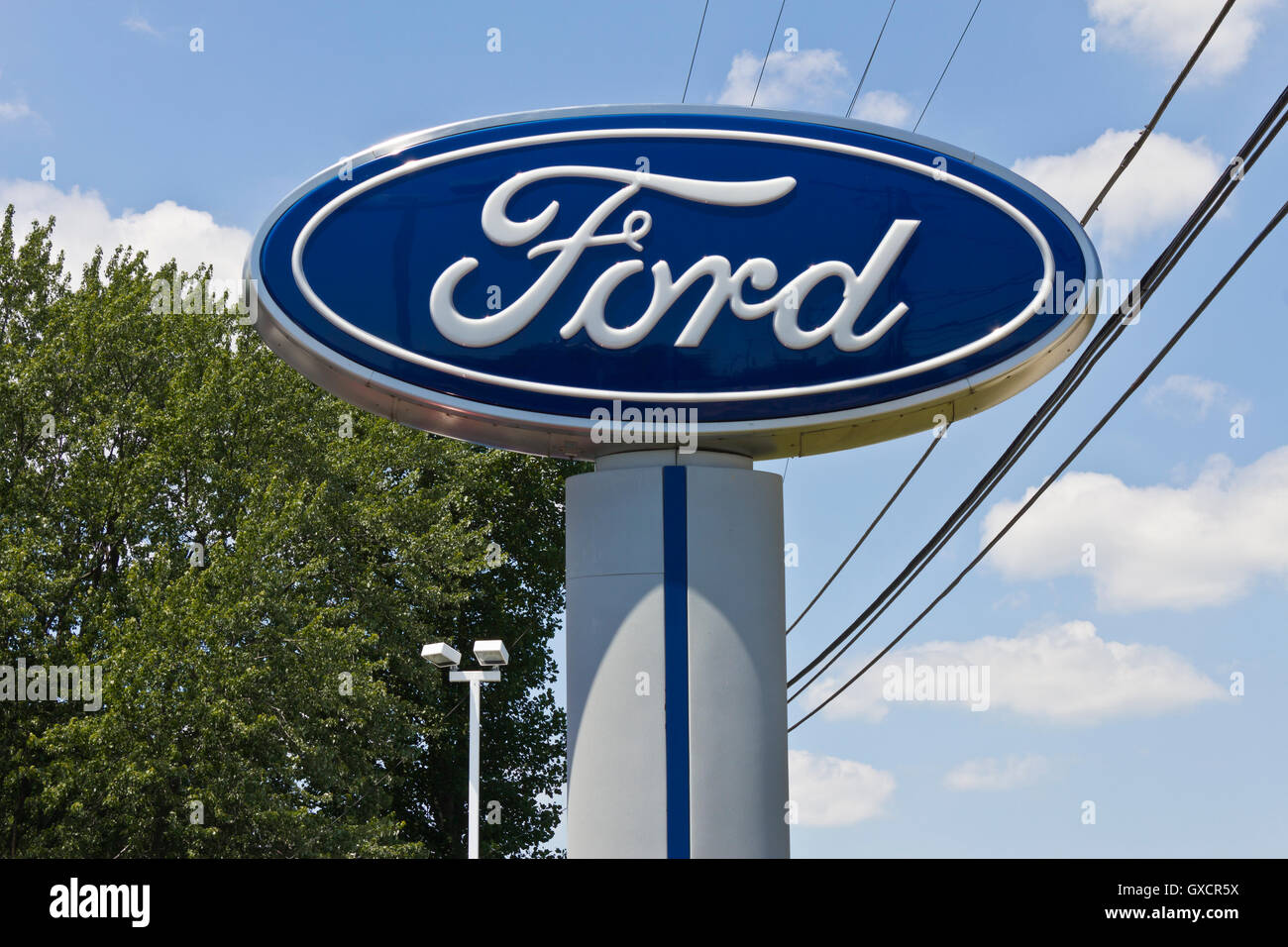 Indianapolis - Circa Giugno 2016: un locale Ford Auto e Camion concessionaria. Ford è un Americano automobilistico con sede nel Michigan ho Foto Stock