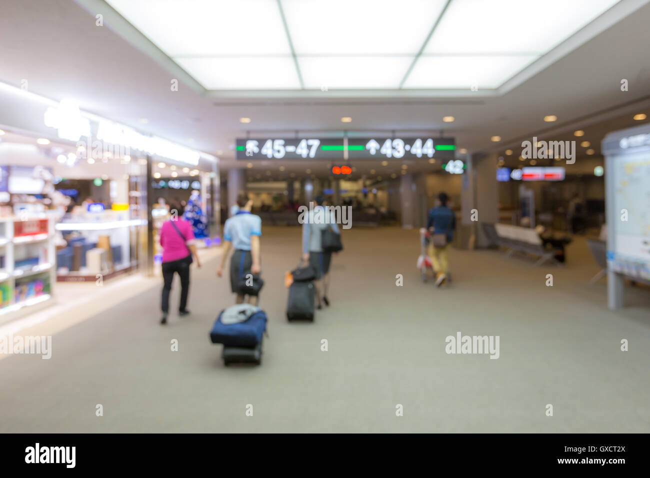 Sfocare lo sfondo del viaggiatore in aeroporto Foto Stock