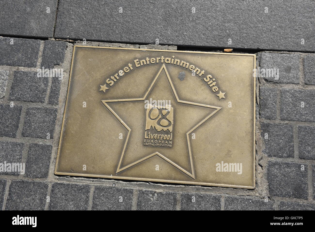Spettacoli di strada sito - una lapide nella pavimentazione in Liverpool City Centre, risalente a quando la città era la PAC europea Foto Stock