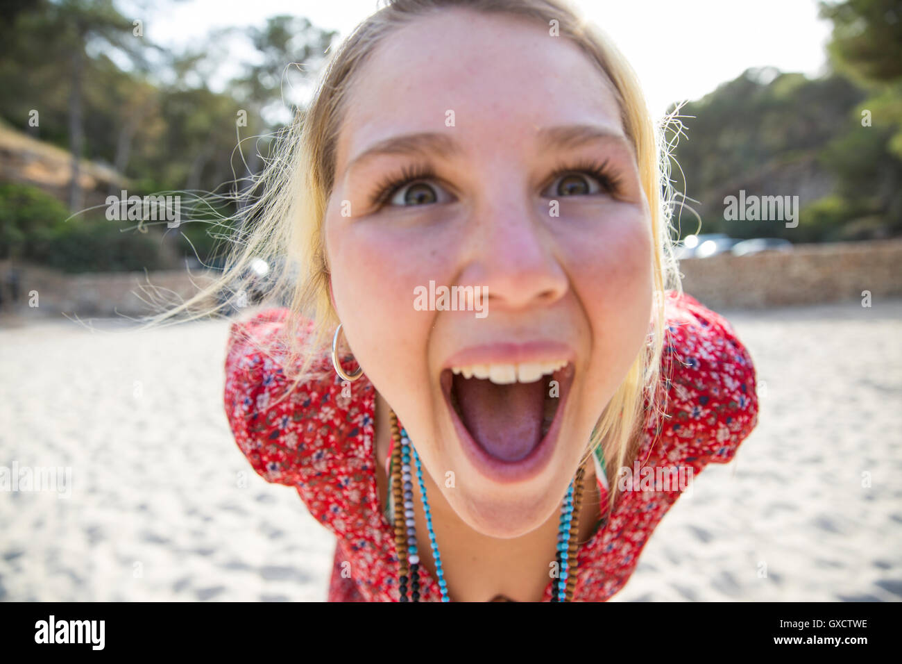 Close up ritratto di donna che guarda la fotocamera, la bocca aperta, Maiorca, SPAGNA Foto Stock