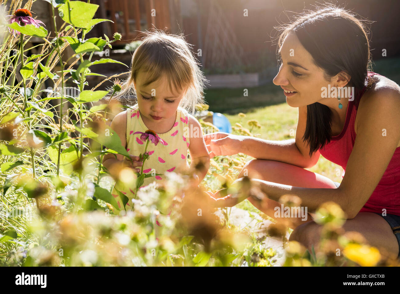 Madre e figlia giovane tendente al giardino Foto Stock
