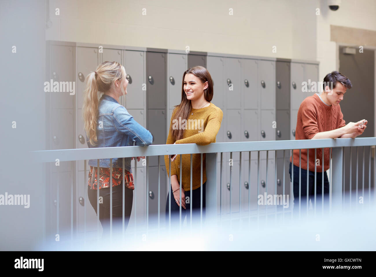 Studenti di sesso femminile parlando di istruzione superiore college Locker room Foto Stock