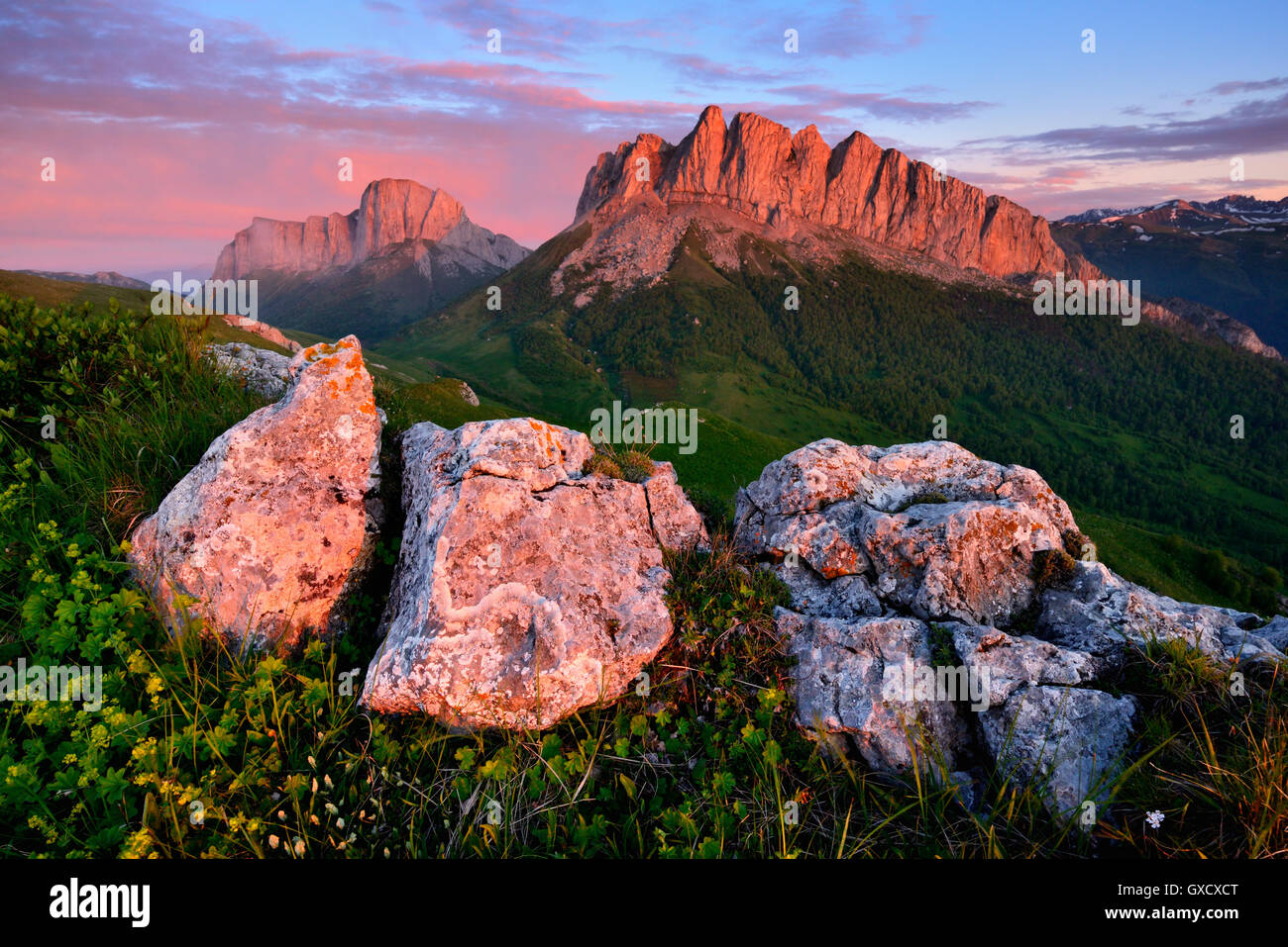 Crepuscolo sopra Acheshboki montagne sullo sfondo, Bolshoy Thach Natura Park, monti caucasici, Repubblica di Adygea, Russia Foto Stock