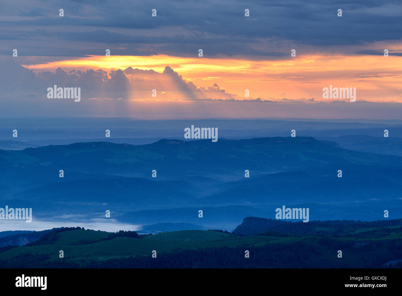 Brumoso paesaggio all'alba, Bolshoy Thach (Big Thach) Natura Park, monti caucasici, Repubblica di Adygea, Russia Foto Stock
