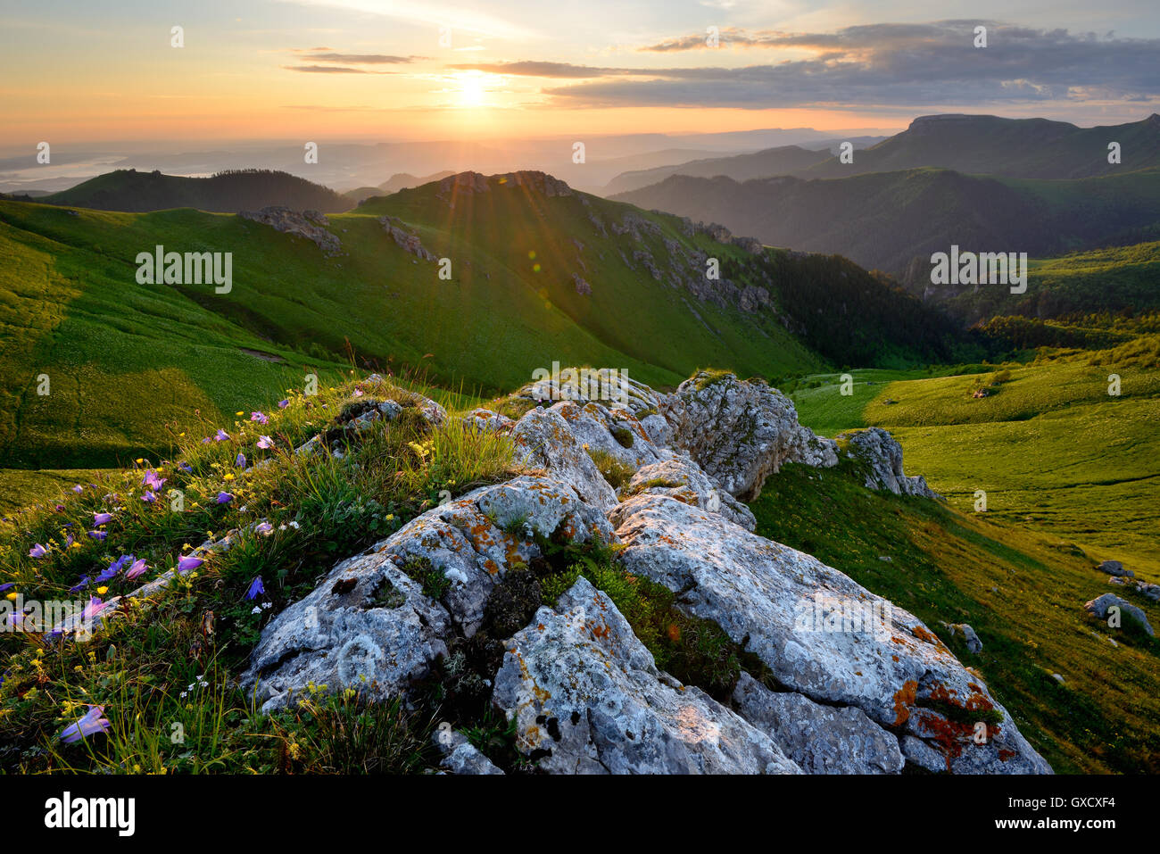 Rock e il paesaggio della valle, Bolshoy Thach (Big Thach) Natura Park, monti caucasici, Repubblica di Adygea, Russia Foto Stock