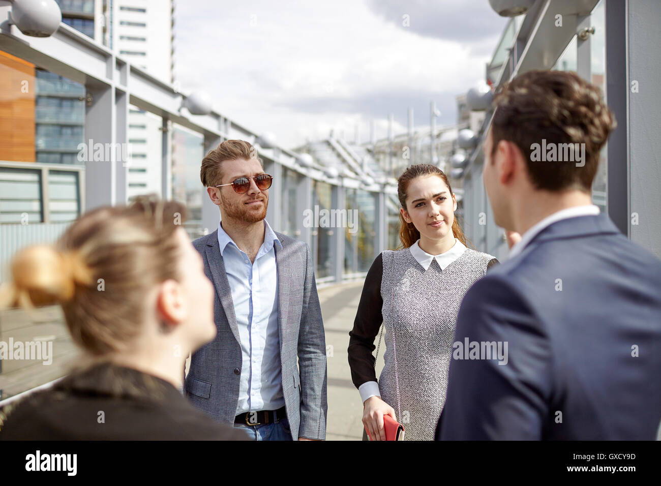 Imprenditori e imprenditrici avente la discussione sulla passerella pedonale della città di Londra, Regno Unito Foto Stock