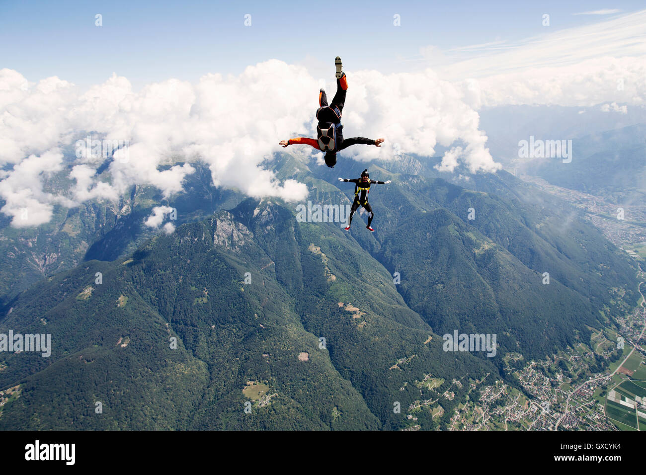 Paracadutismo Freestyle team training, un uomo di eseguire aria-ballet, un altro riprese con la fotocamera, Locarno, Ticino, Svizzera Foto Stock