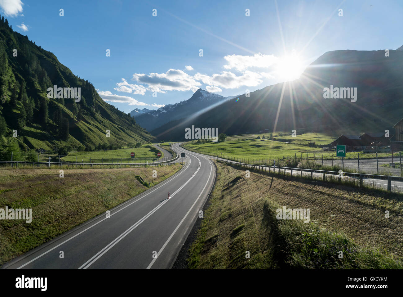 Autostrada vuota al tramonto, Splugen, Canton Grigioni, Svizzera Foto Stock