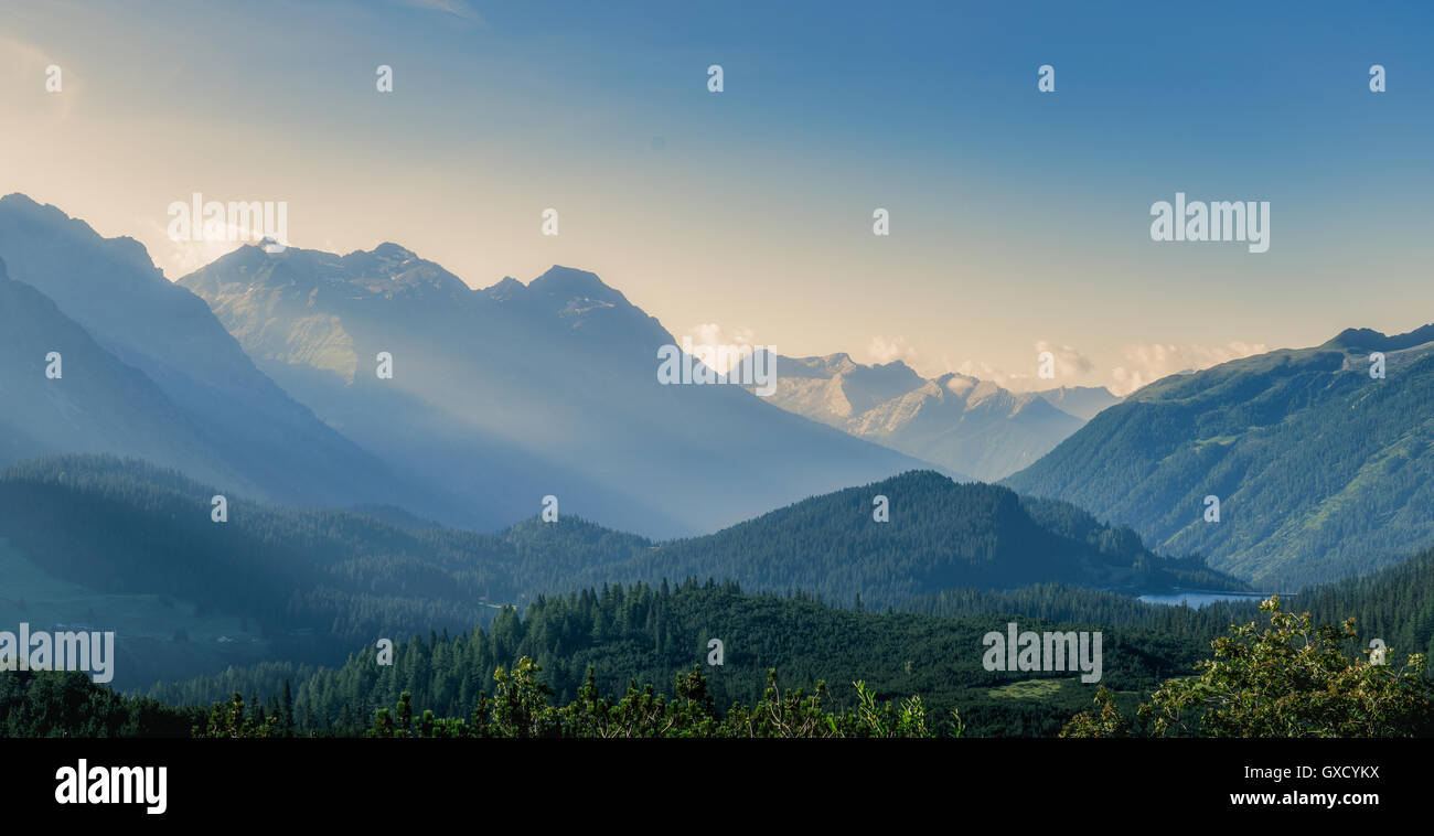 Mattina raggi del sole in una valle alpina, San Bernardino Pass, Canton Grigioni, Svizzera Foto Stock