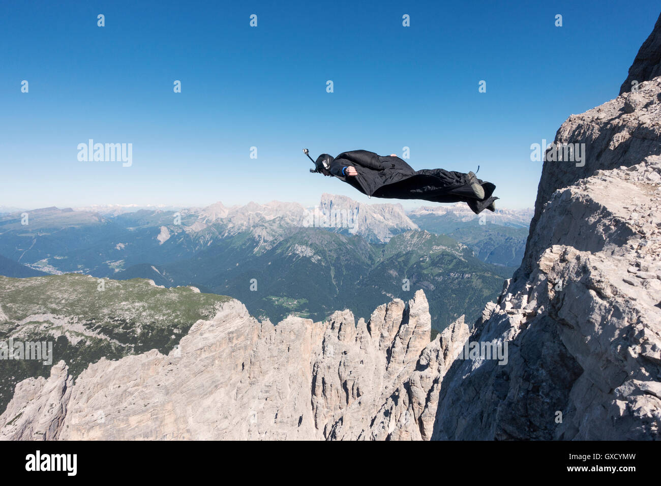 Wingsuit BASE jumping ponticello dalla scogliera, Alpi Italiane, Alleghe, Belluno, Italia Foto Stock