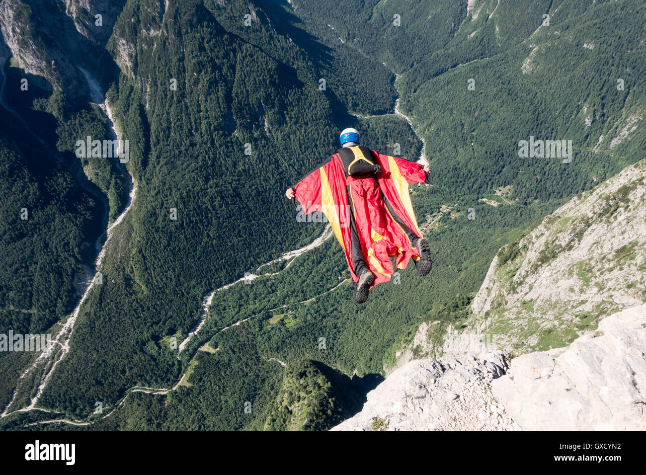 BASE Wingsuit ponticello è flying down, Alpi Italiane, Alleghe, Belluno, Italia Foto Stock