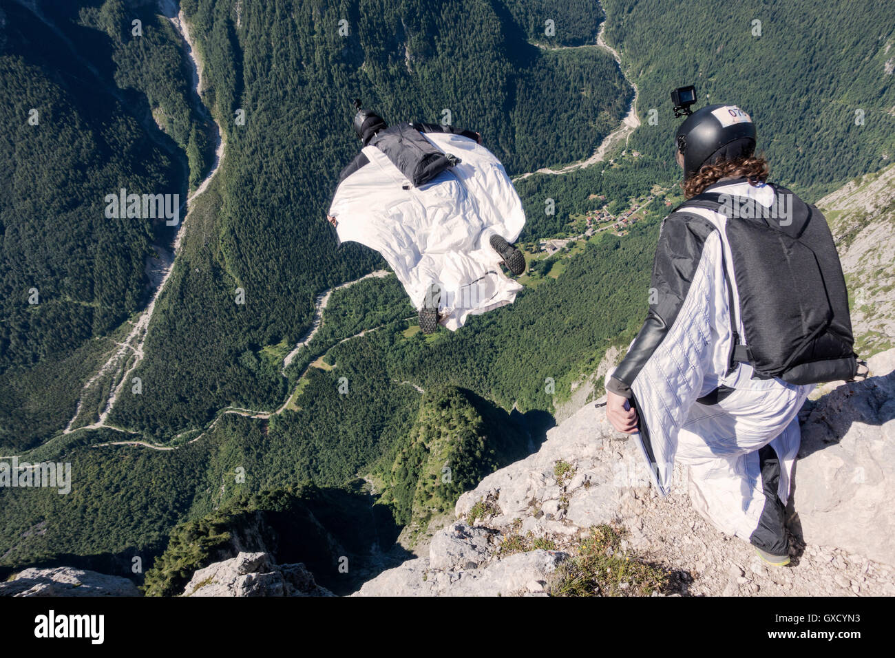 BASE Wingsuit ponticello è flying down, girato da un altro ponticello DI BASE, Alpi Italiane, Alleghe, Belluno, Italia Foto Stock