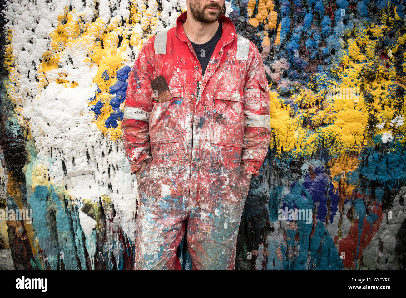 La sezione centrale della nave maschio pittore nella parte anteriore di vernice opener parete in nave cantiere pittori Foto Stock