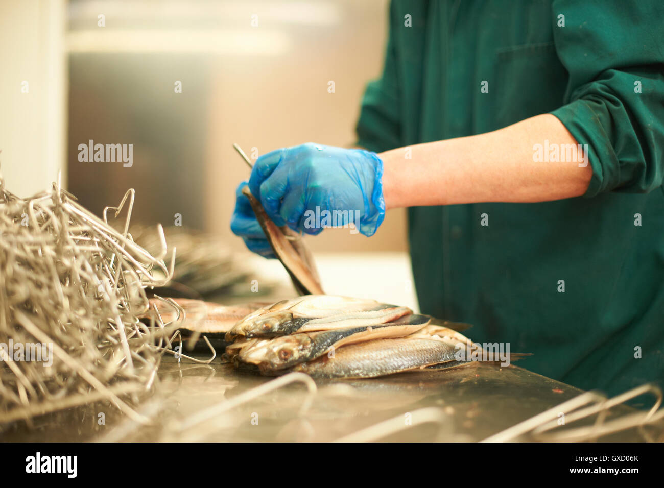 Uomo in Affumicatoio pesce sfilettatura Foto Stock