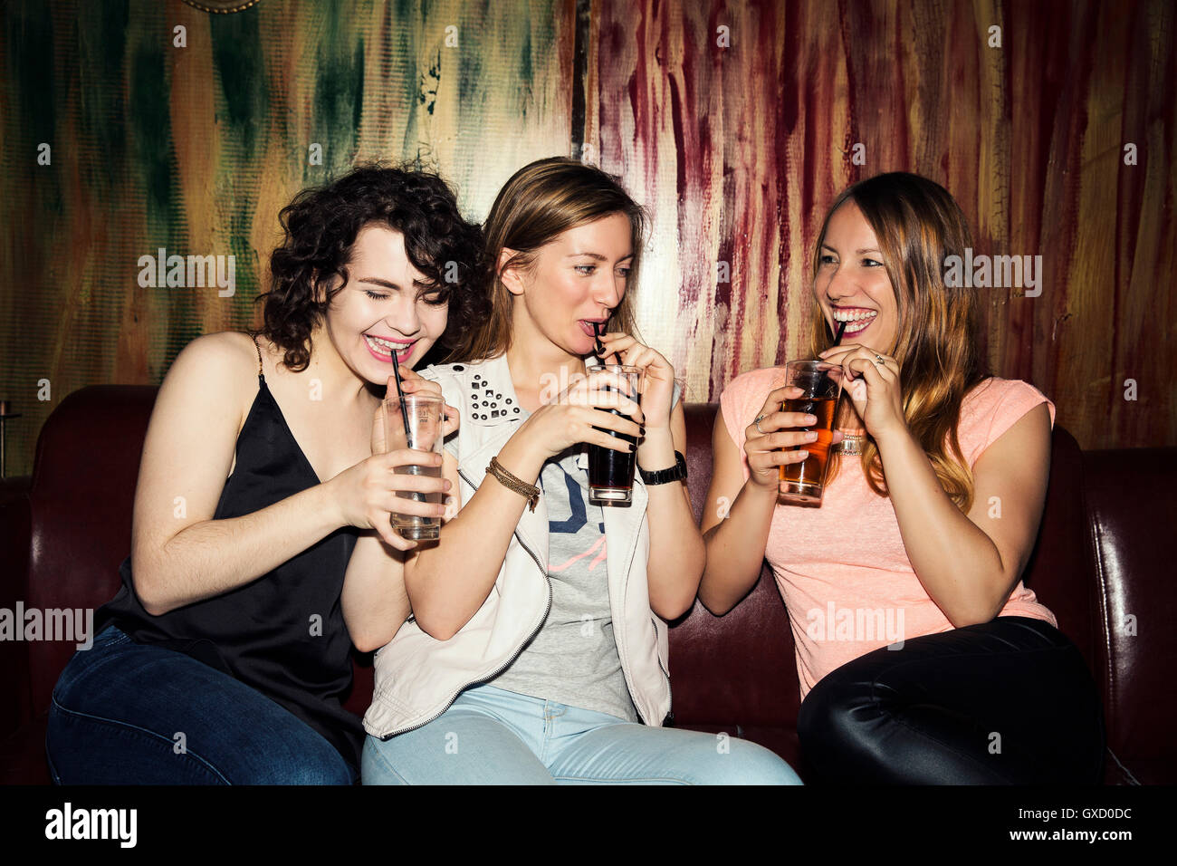Tre femmina adulta gli amici a bere in bar Foto Stock