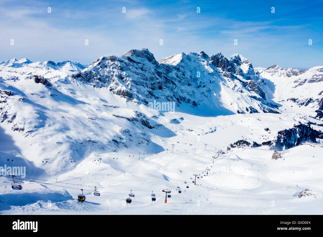 Coperta di neve paesaggio di montagna e ski-lift, Engelberg, Monte Titlis, Svizzera Foto Stock