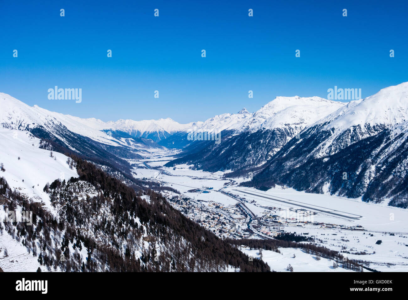Coperta di neve valle di montagna, Engadina, Svizzera Foto Stock