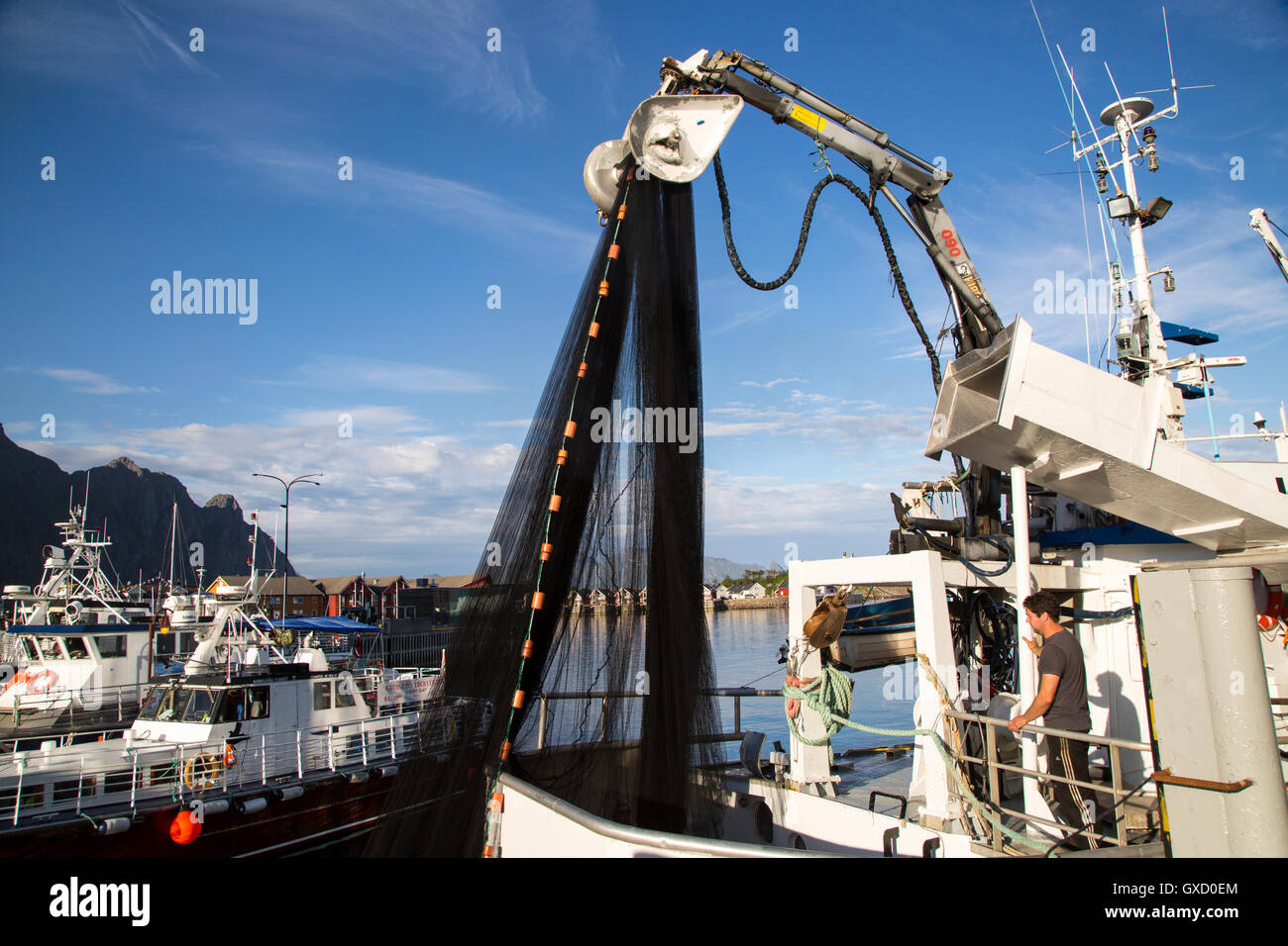 Barche da pesca in porto a Svolvaer, Isole Lofoten, Nordland, Norvegia Foto Stock