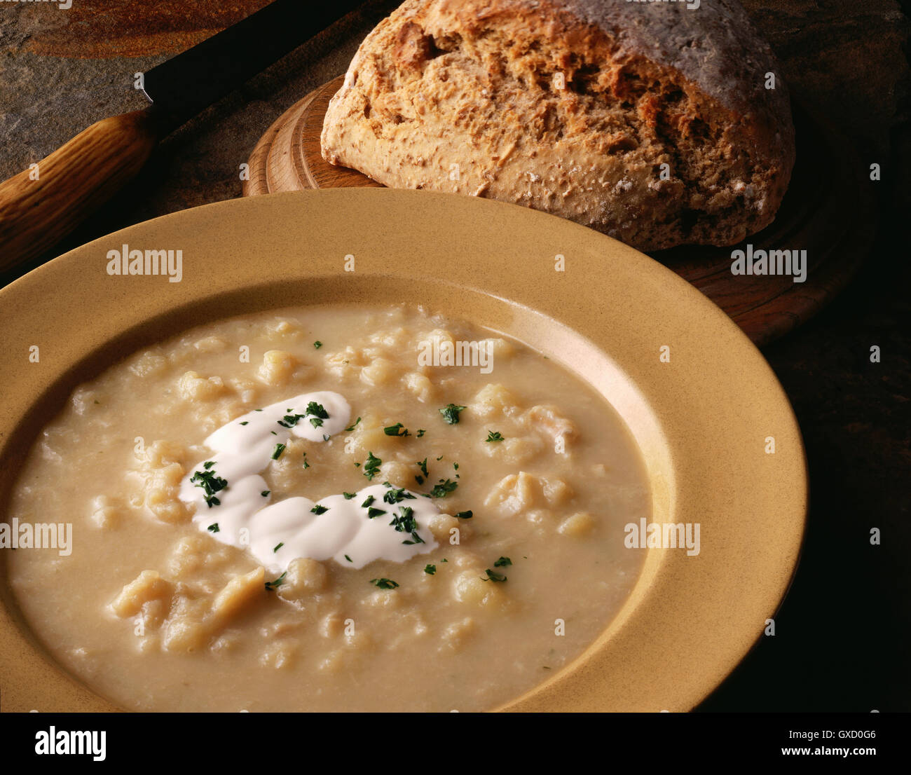 Cullen Skink minestra di crema e erbe tritate servita con pane di soda Foto Stock