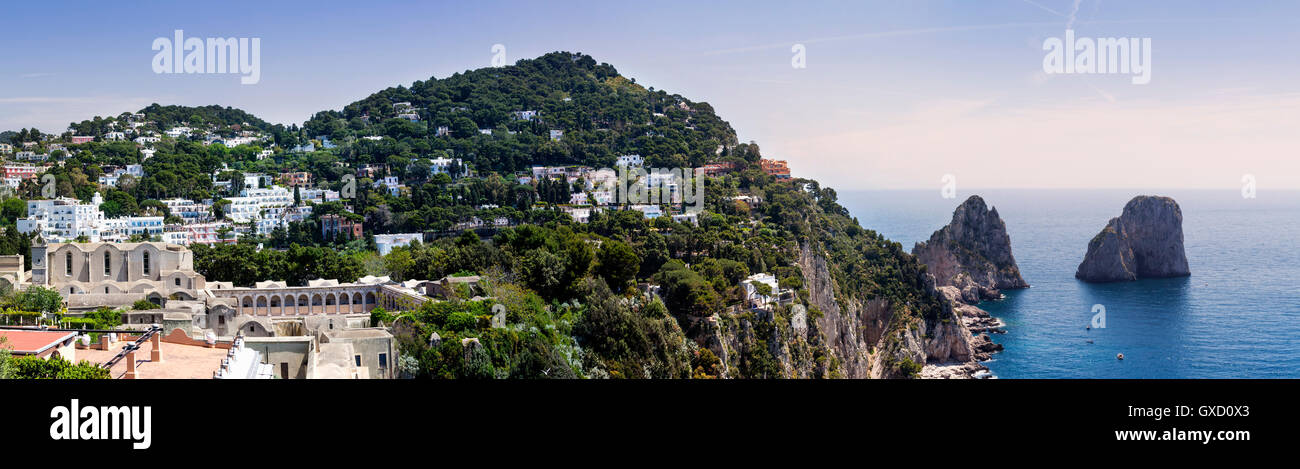 Le scogliere e le rocce in mare, Capri, Costiera Amalfitana, Italia Foto Stock