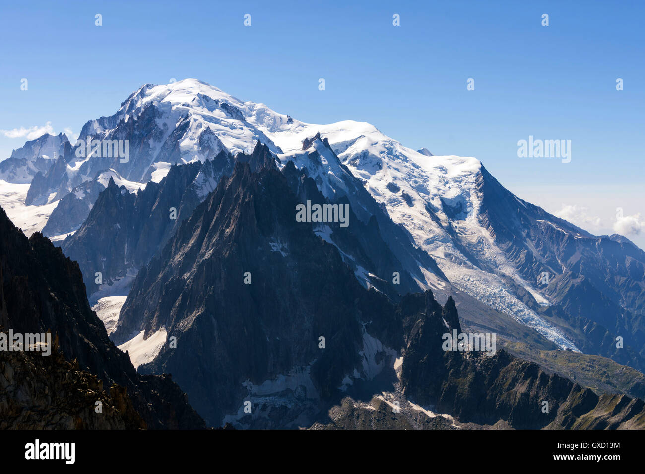 Mont Blanc, i più alti in Europa, che sovrasta le Aiguilles di Chamonix Foto Stock