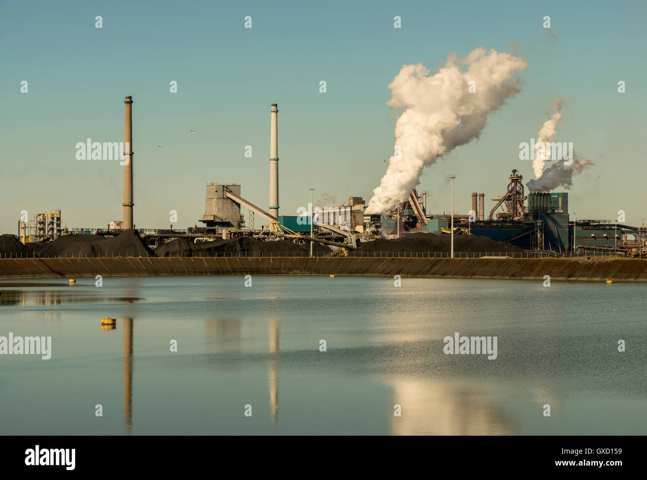 Nubi di vapore da fonderie di acciaio, Wijk aan Zee, North Holland, Paesi Bassi Foto Stock