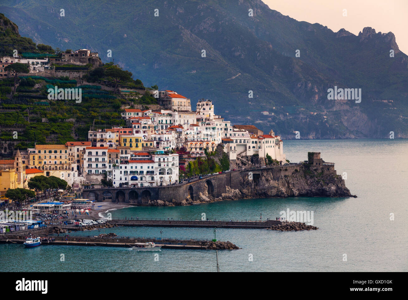 Edificio su cliffside e marina, Amalfi Costiera Amalfitana, Italia Foto Stock