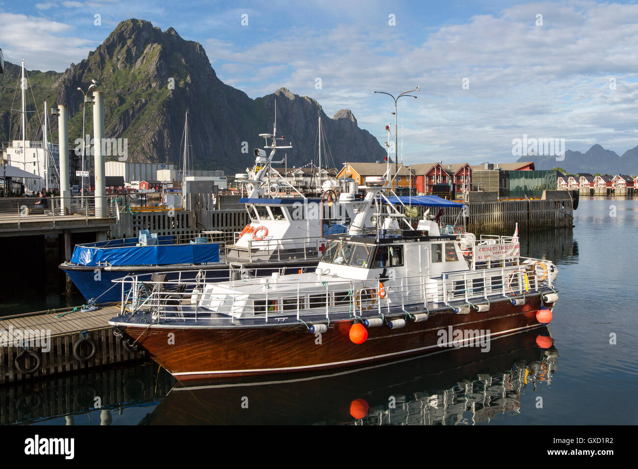 Barche nel porto di Svolvaer, Isole Lofoten, Nordland, Norvegia Foto Stock