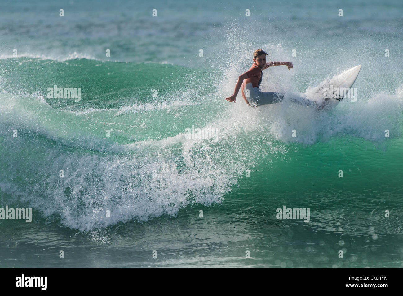Un giovane finlandese Collins nella spettacolare azione di surf a Fistral in Newquay, Cornwall. Regno Unito. Foto Stock