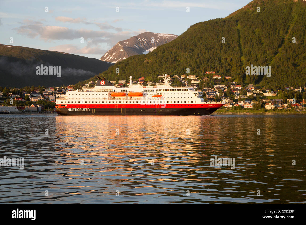 Hurtigruten nave traghetto Nordlys avvicinando Tromso, Norvegia Foto Stock