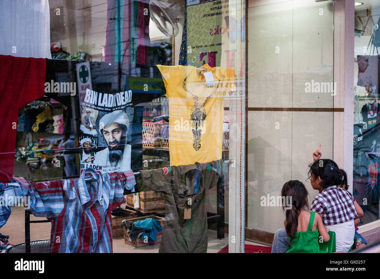 Vetrine dei negozi di Osama Bin Laden Dead Tshirt in Hyderabad, India Foto Stock