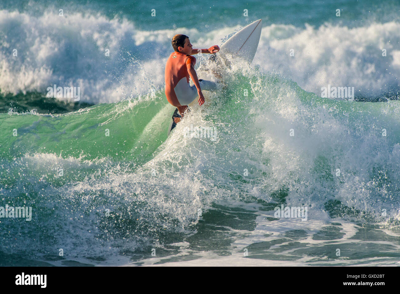 Un giovane finlandese Collins nella spettacolare azione di surf a Fistral in Newquay, Cornwall. Regno Unito. Foto Stock