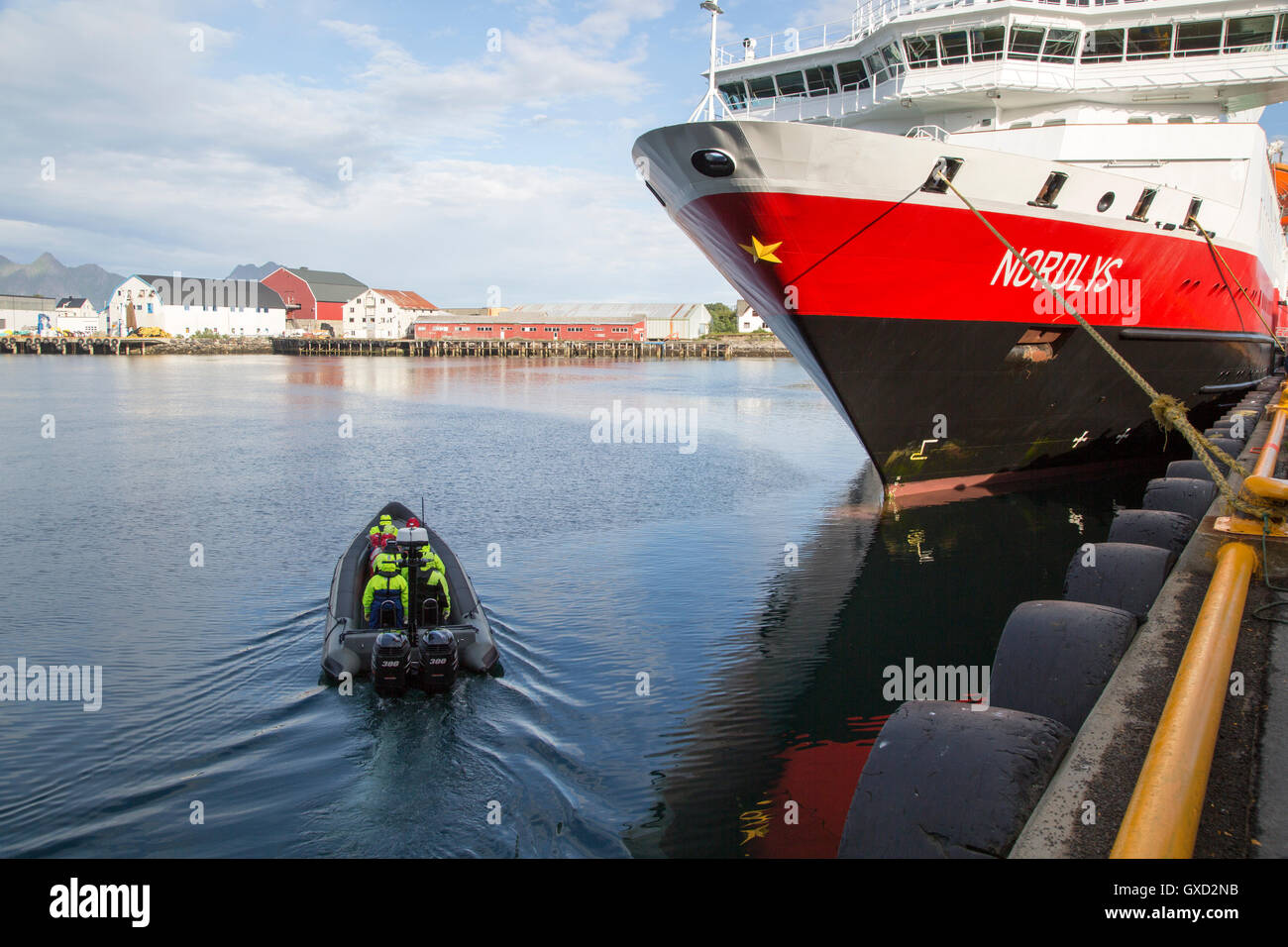 Nordlys Hurtigruten nave traghetto a Svolvaer, Isole Lofoten, Nordland, Norvegia - avventura expedition boat l'impostazione off Foto Stock