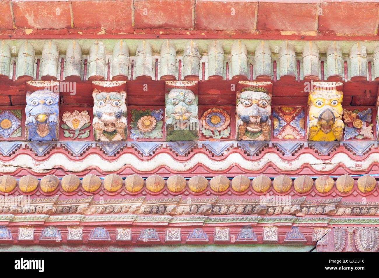 Dettagli decorativi nel tetto del tempio, divinità indù e i demoni Changu Narayan tempio vicino Bhaktapur, Nepal Foto Stock